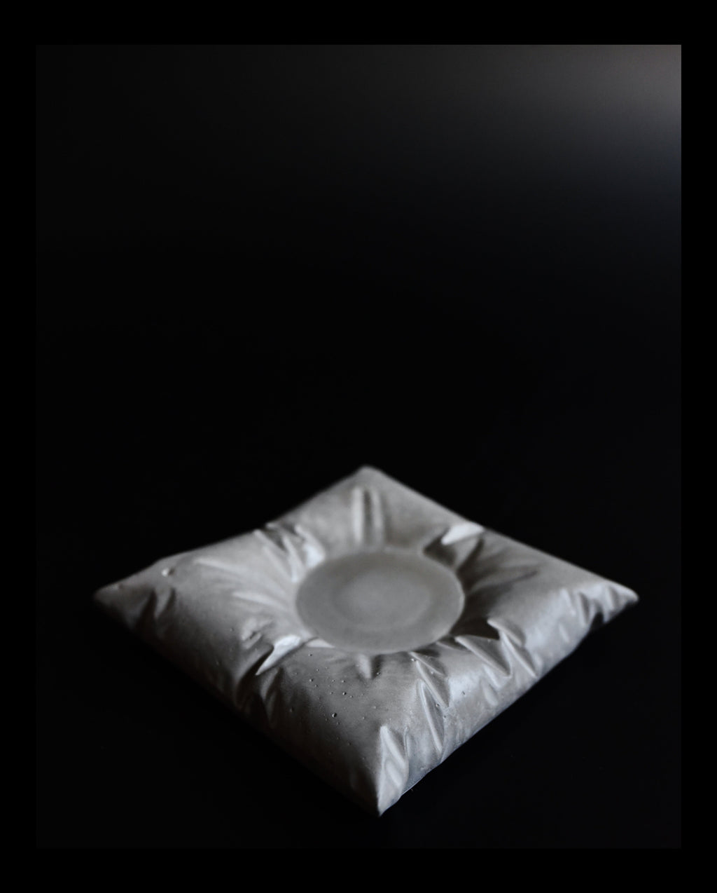 Betónová podložka Pillow – tvar vankúša, ručná výroba | Greyora
