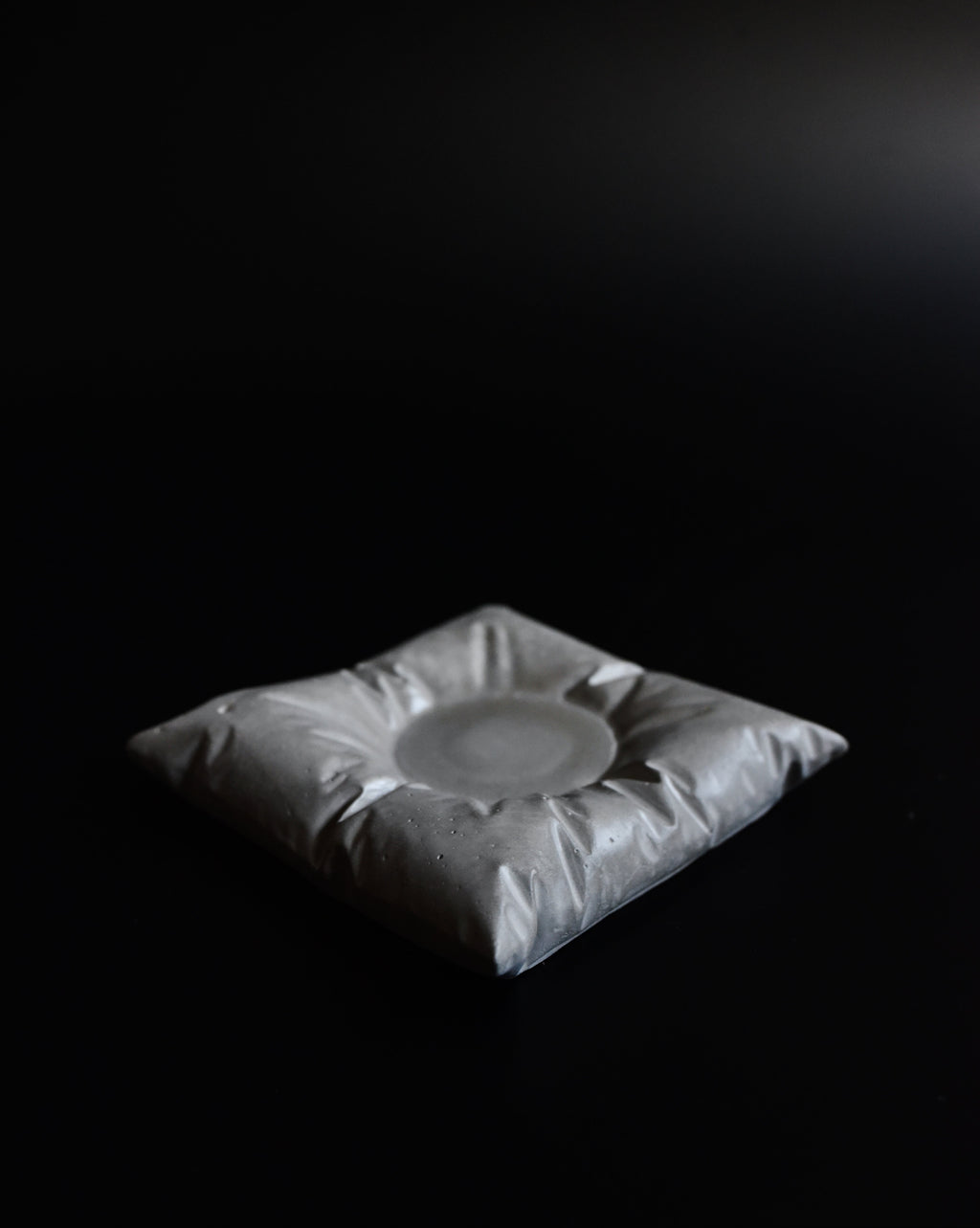 Betónová podložka Pillow pod čajovú sviečku – detail | Greyora
