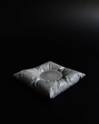 Betónová podložka Pillow pod čajovú sviečku – detail | Greyora
