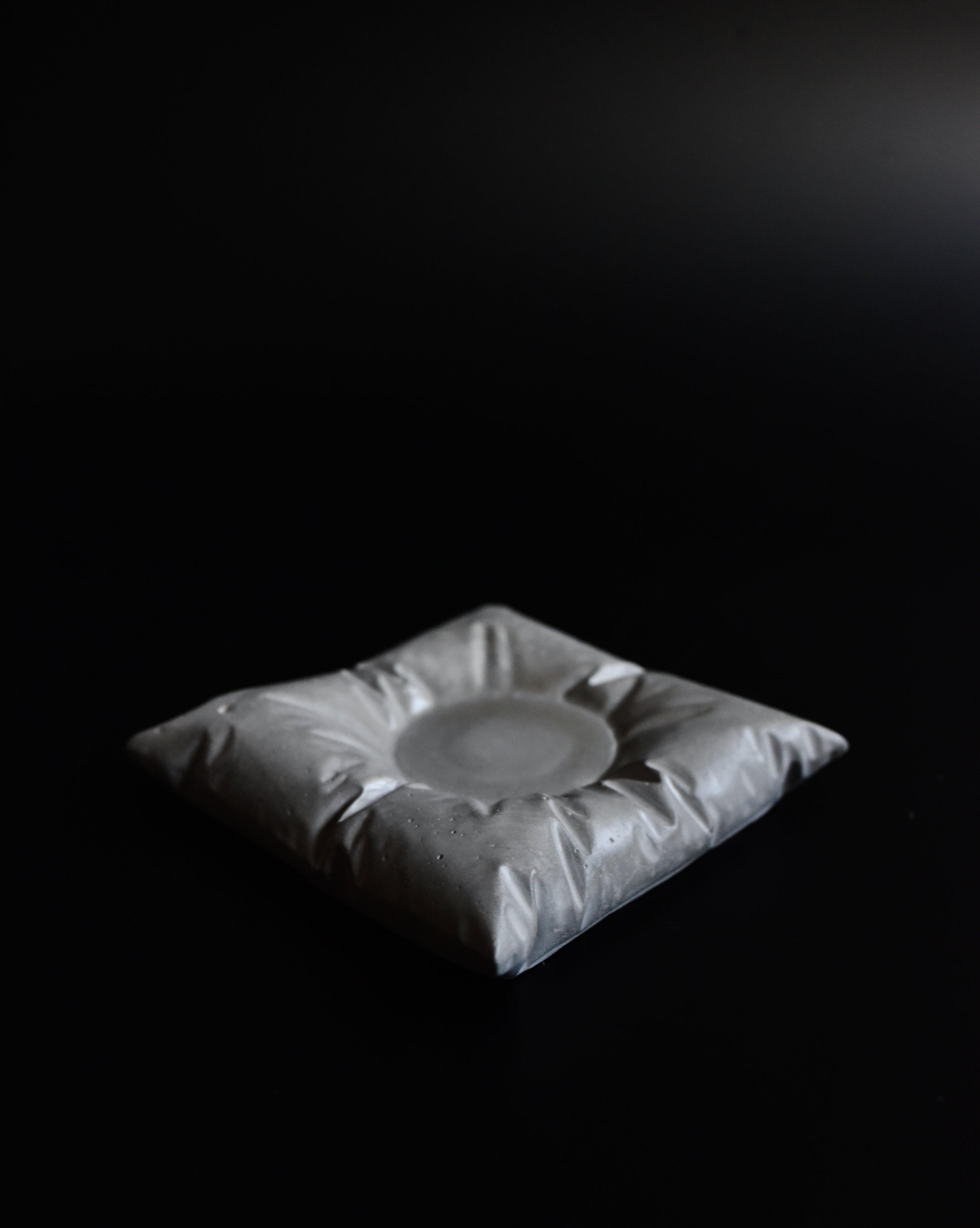 Betónová podložka Pillow pod čajovú sviečku – detail | Greyora

