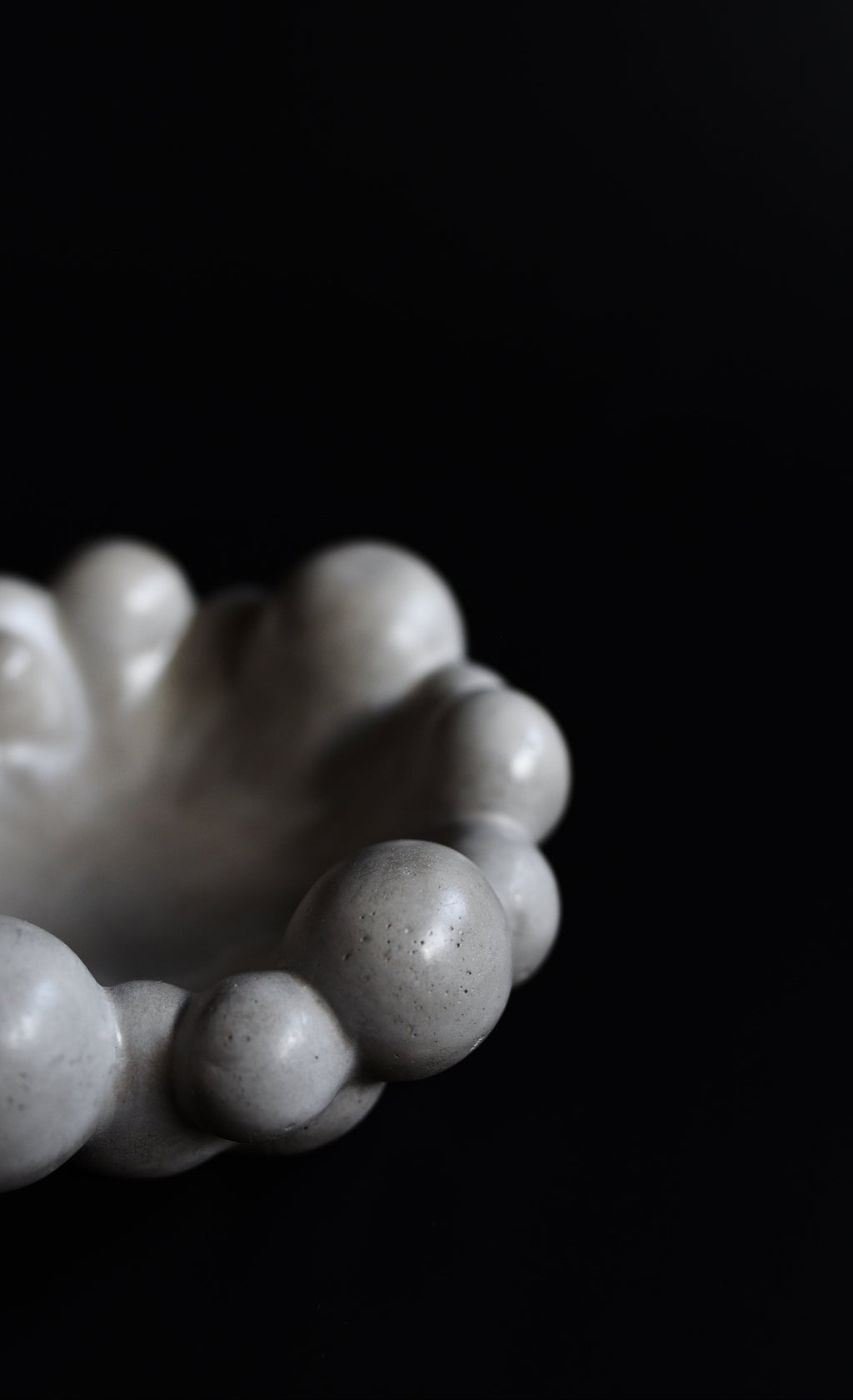 Betónová misa Bubble – lesklý povrch, detail textúry | Greyora